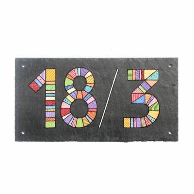 Hausnummer Schiefertafel Patchwork Dreifachnummer handbemalt individuell personalisierbar