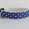 Hundehalsband mit Punkten, blau und weiß, gepunktet, mit Kunstleder in hellgrau, Polka Dots, Tupfen, jeansblau, trendy, Hund, Halsband Bild 2