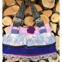 Kleine Rüschen-Handtasche: Rosa Leinen, bestempelte Wildseide und grauer Wollstoff mit weinroter Filzblüte Bild 1