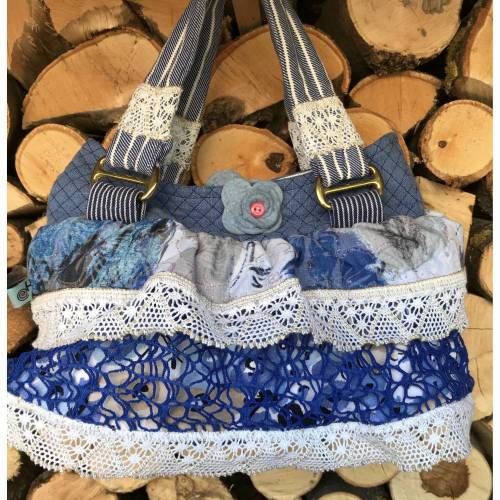 Zauberhaftes Rüschen-Handtäschchen: Blaues Leinen mit weißer Spitzenborte und Wollfilzblüte