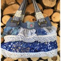 Zauberhaftes Rüschen-Handtäschchen: Blaues Leinen mit weißer Spitzenborte und Wollfilzblüte Bild 1