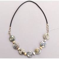 Halskette elfenbeinfarbig mit Spiralmuster Bild 1