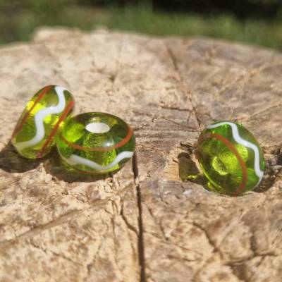 Haithabu Glasperle grün transp, mit weiß/roter Fadenauflage (Haithabu7)