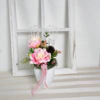 elegante Tischdeko mit rosa Rosen in weißem Keramiktopf, Tischgesteck Bild 1