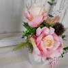 elegante Tischdeko mit rosa Rosen in weißem Keramiktopf, Tischgesteck Bild 4