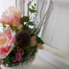 elegante Tischdeko mit rosa Rosen in weißem Keramiktopf, Tischgesteck Bild 5