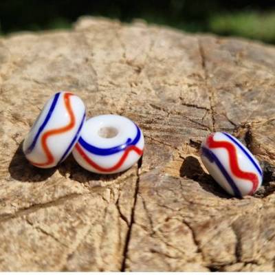 Birka Glasperle weiß mit blau/roter Fadenauflage (Birka9)