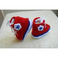 Babyschuhe Babyturnschuhe für Fußballfans  Polyacryl Handarbeit rot/weiß/blau Bild 1