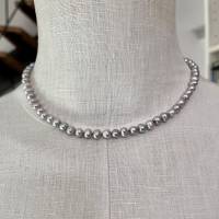 Silbergraue Perlenkette mit schönem Glanz, dezent schmückend, echte Süßwasserperlen Bild 1
