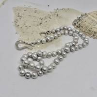 Silbergraue Perlenkette mit schönem Glanz, dezent schmückend, echte Süßwasserperlen Bild 10