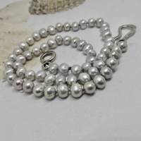 Silbergraue Perlenkette mit schönem Glanz, dezent schmückend, echte Süßwasserperlen Bild 3