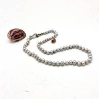 Silbergraue Perlenkette mit schönem Glanz, dezent schmückend, echte Süßwasserperlen Bild 4