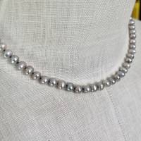 Silbergraue Perlenkette mit schönem Glanz, dezent schmückend, echte Süßwasserperlen Bild 5