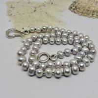 Silbergraue Perlenkette mit schönem Glanz, dezent schmückend, echte Süßwasserperlen Bild 6