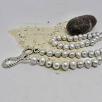 Silbergraue Perlenkette mit schönem Glanz, dezent schmückend, echte Süßwasserperlen Bild 8