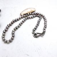 Silbergraue Perlenkette mit schönem Glanz, dezent schmückend, echte Süßwasserperlen Bild 9