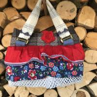 Zauberhaftes Rüschentäschchen: Handtäschchen, Strickzeugtasche, Handarbeitstasche, Sommertasche - Wolle und Seide Bild 1