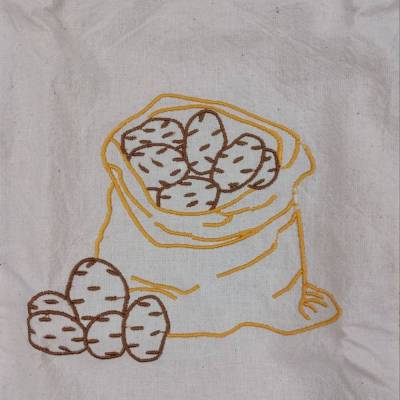 Jute - Kartoffelsack mit auf beigem Baumwollcretonne maschinengestickten Motiv "Kartoffeln"