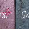 Bestickte Handtücher Mr. & Mrs. Love mit Monogramm Frotteetuch 2er Set Geschenk für Verliebte Hochzeit Valentinstag Bild 2