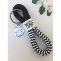 Schlüsselanhänger aus Segelseil/Segeltau für Fussball-Fans, Zwischenstück "Bestes Team der Welt", schwarz/weiß, Anhänger: versilberter Fussball Bild 1