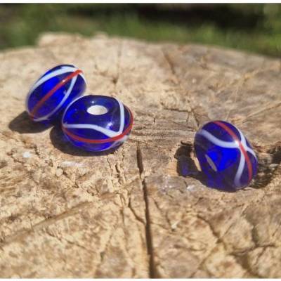 Haithabu Glasperle blau transp. mit weiß/roter Fadenauflage (Haithabu13)