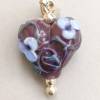 Herzanhänger aus handgemachter violetter Glasperle mit Blütenranken Bild 2