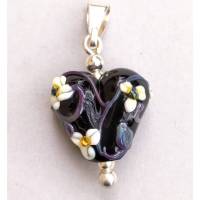 Herzanhänger aus handgemachter schwarzer Glasperle mit Blütenranken Bild 1