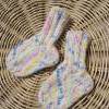 Babysocken Socken Erstlingssocken Stricksocken Baby weiß bunt vegan gestrickt 0 - 6 Monate Bild 3