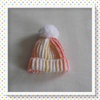 Kleine Mütze für das neugeborene Baby in orange/gelb/rot mit Bommel Bild 1