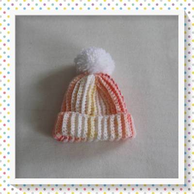 Kleine Mütze für das neugeborene Baby in orange/gelb/rot mit Bommel