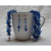 Perlenset handgefädelt aus weißen und blauen geschliffenen Acrylkristallen in türkischer Häkeltechnik Bild 1