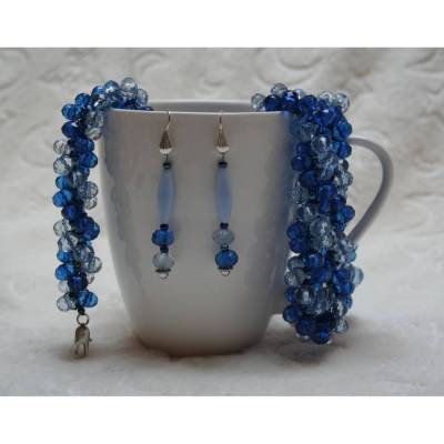 Perlenset handgefädelt aus weißen und blauen geschliffenen Acrylkristallen in türkischer Häkeltechnik