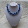 Perlenset handgefädelt aus weißen und blauen geschliffenen Acrylkristallen in türkischer Häkeltechnik Bild 2