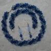 Perlenset handgefädelt aus weißen und blauen geschliffenen Acrylkristallen in türkischer Häkeltechnik Bild 3
