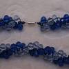 Perlenset handgefädelt aus weißen und blauen geschliffenen Acrylkristallen in türkischer Häkeltechnik Bild 7
