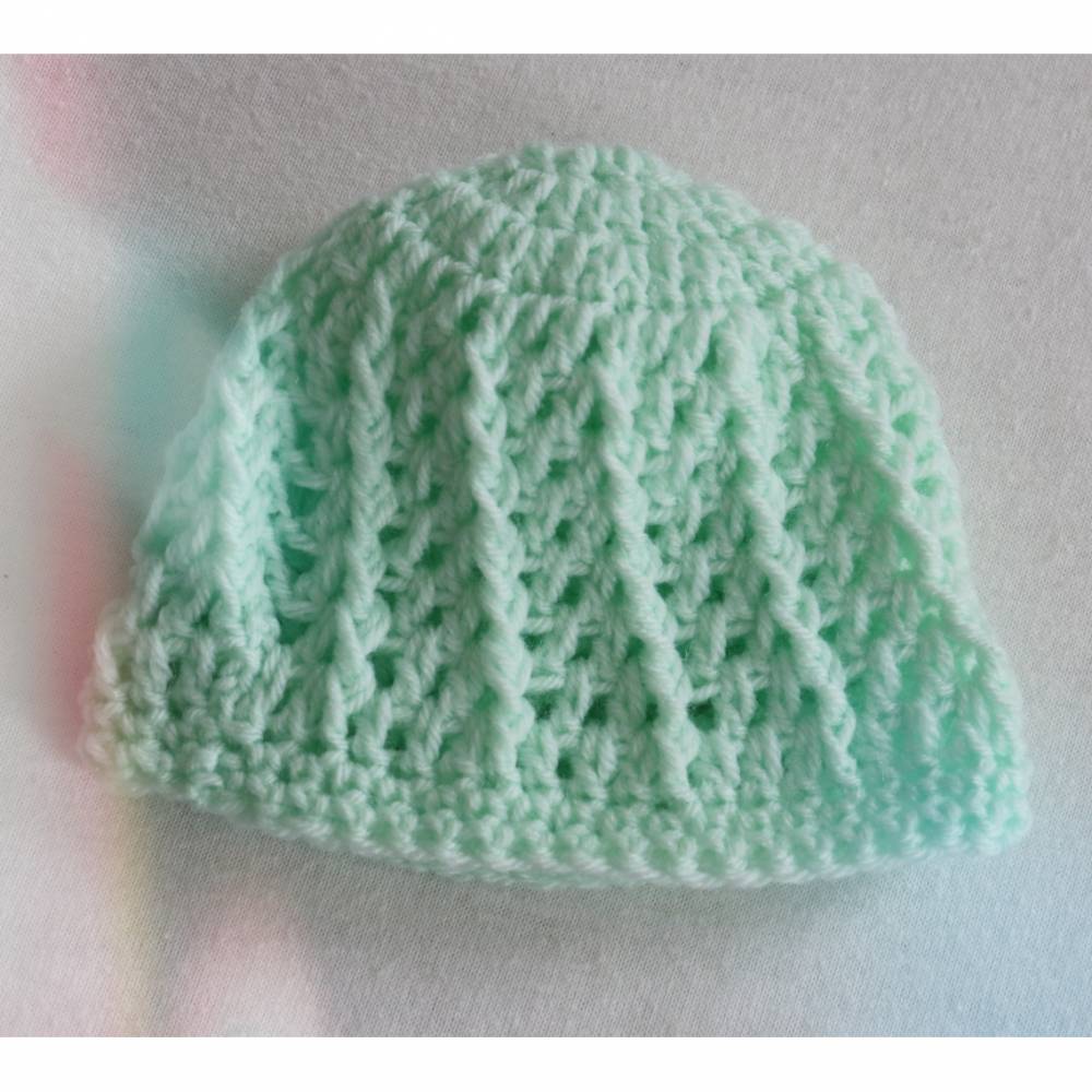 Kleine Mütze für das neugeborene Baby in hellgrün gehäkelt mit schönem Strukturmuster,Größe ca. 50-62/68 Bild 1