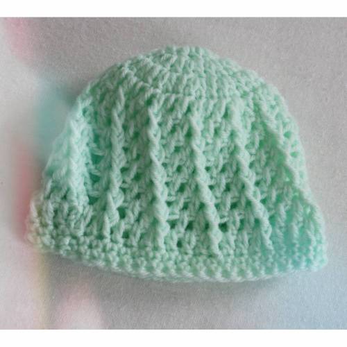 Kleine Mütze für das neugeborene Baby in hellgrün gehäkelt mit schönem Strukturmuster,Größe ca. 50-62/68