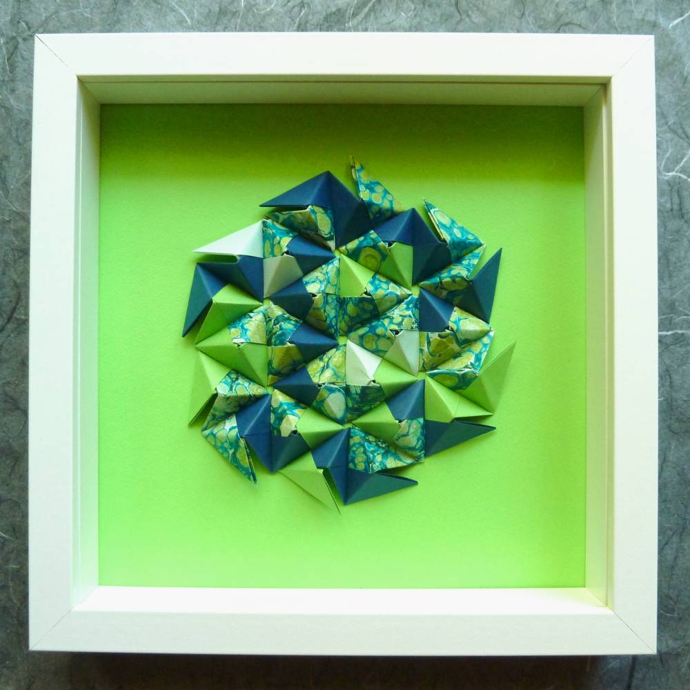 Sonobe grün-blau // 3D-Wandbild aus Origami im Objektrahmen Bild 1