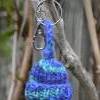 Schlüsselanhänger Taschenbaumler Mütze Hoffnung blau grün gestrickt und gehäkelt Bild 3