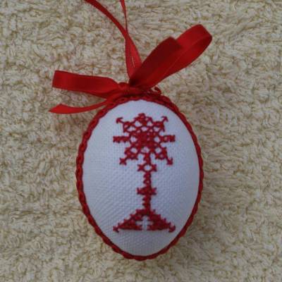 Osterdeko, Kreuzstich Osterei,  religiöses Motiv  Handgestickt, rot-weiß 6cm  
