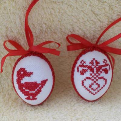 Osterdeko, Kreuzstich Osterei,  Oster Motiv  Handgestickt, rot-weiß 6cm  