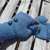 Handgestrickte Armstulpen mit passenden Metallknöpfen in einem eleganten blau, ONE SIZE Bild 2