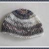 Kleine Mütze für das neugeborene Baby in Grautönen mit Beige und braun, Größe 56 - 60/68 Bild 3