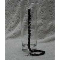 Kette handgefädelt aus schwarzen Stabperlen mit nachtblauen Kristallen in türkischer Häkeltechnik Bild 1