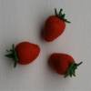 Erdbeere - "Erdbeersekt" - handgefilzt Bild 3