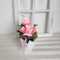 Tischdeko mit rosa Rosen in weißem Topf, Tischgesteck Bild 1