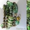 Spiralarmreif mit Schmuckperlen Farbenspiel in Grün- und Olivtönen Bild 5