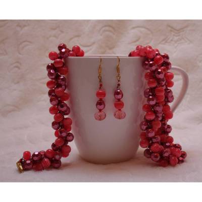 Perlenset handgefädelt aus altrosa Acrylperlen in türkischer Häkeltechnik