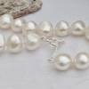 Armband aus weissen echten Perlen als Brautschmuck Bild 2