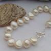 Armband aus weissen echten Perlen als Brautschmuck Bild 3